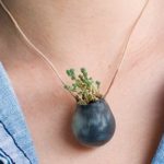 Eko šperk: Živá rostlina na krku místo náhrdeníka