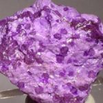 Sugilit – fialový drahý kámen